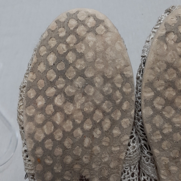 Toms lacy Crocheted flats slip on size 8 off white floral  coastal cowgirl style - Picture 6 of 10